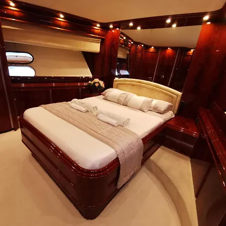 Luxury Yacht Botel *
