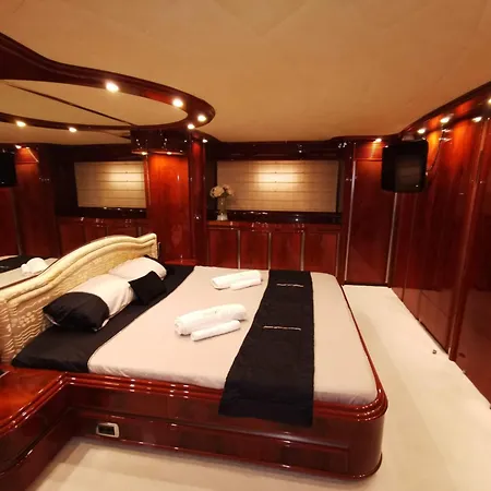 Luxury Yacht Botel *
