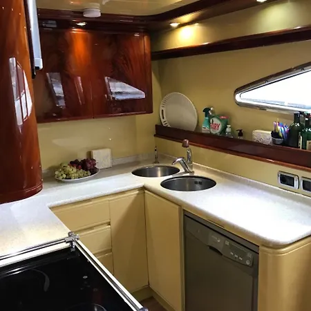 Luxury Yacht Botel *